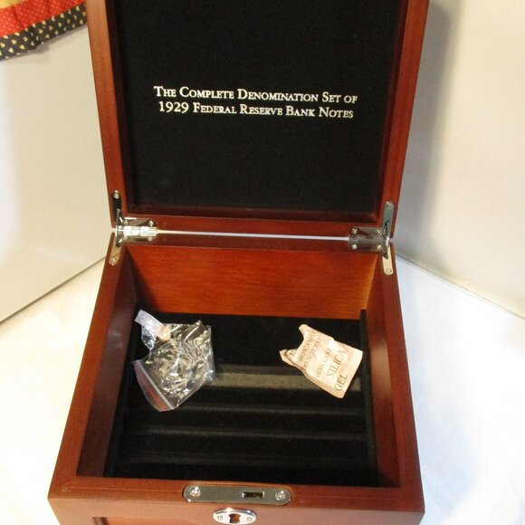 Nice Lift Top Locking Wood Storage Box with Key - Picture 3 of 10